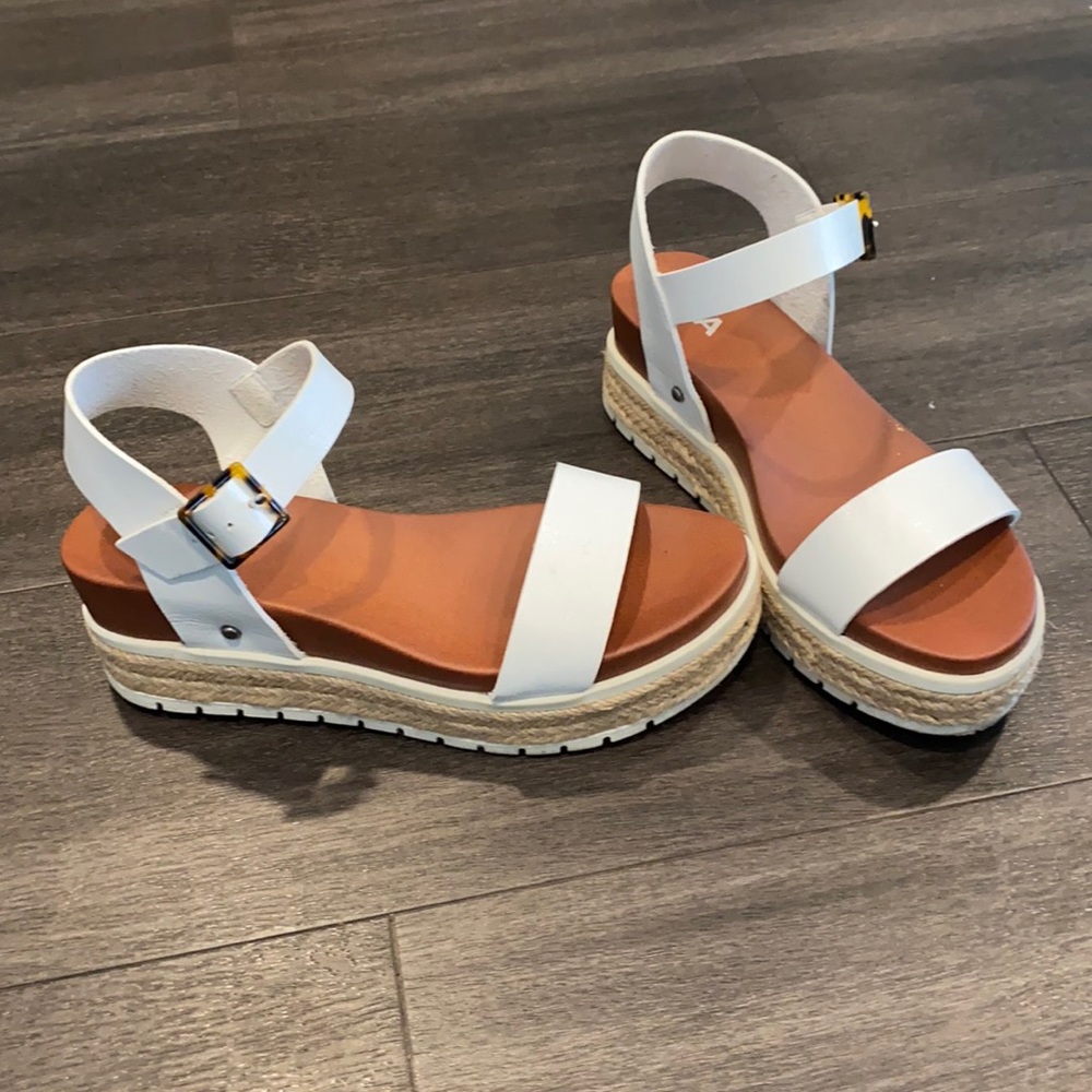 MIA Woman 7 1/2 white strapy platform sandal